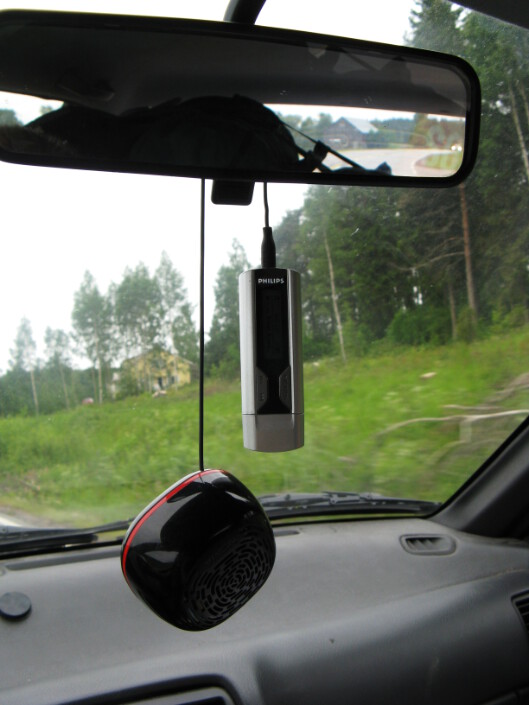 MP3 player and a small Nokia speaker for listening music in a car. MP3-soitin ja pieni Nokian kaiutin autossa.