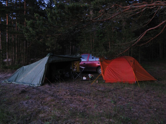 Our camp at the beach. The lean-to is used for storing our food and gears while we slept in the tent. Meidän leiri rannan äärellä. Laavussa pidettiin ruoat ja muut varusteet, kun telttaa käytettiin taas nukkumiseen.