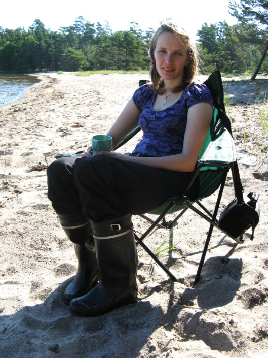 M girl friend sitting on a picnic chair in Archipelago Sea. Tyttöystävä istuskelee retkituolilla Saaristomerellä.