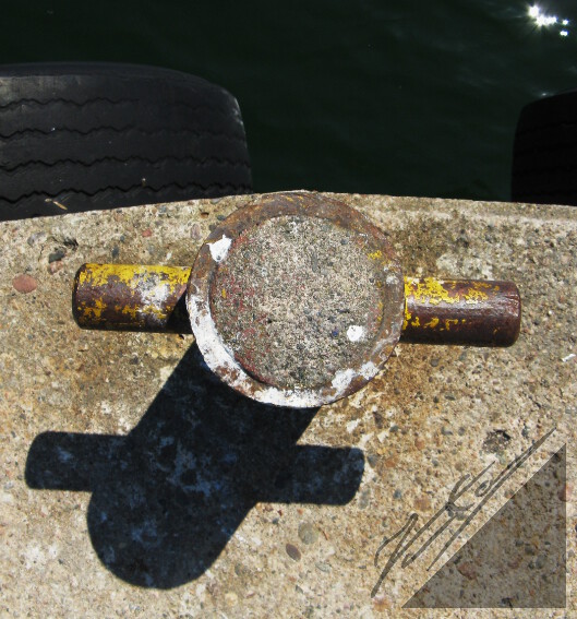 A rusty pole on a dock in Archipelago Sea. Ruosteinen rautatolppa laiturilla Saaristomerellä.