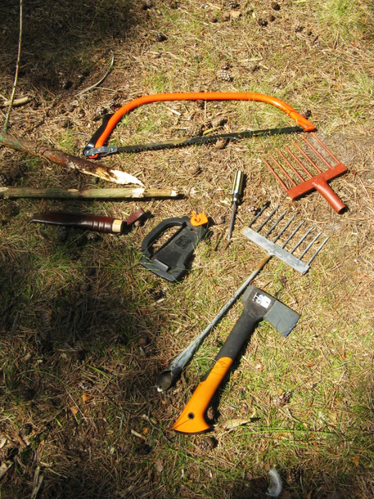 Tools for making rods for tridents. Työkaluja atrainvarsien tekemistä varten.