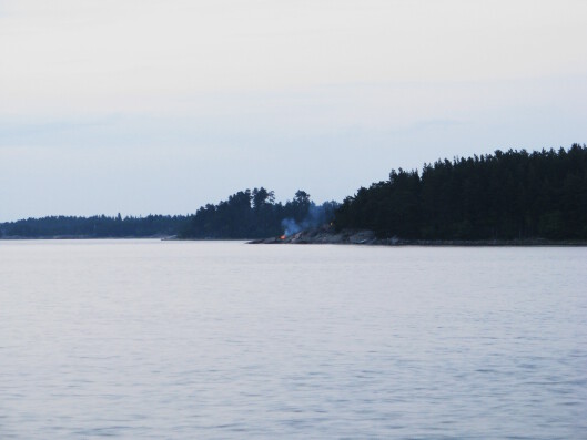A remote bonfire during midsummer in Archipelago. Etäinen kokko Saaristomerellä juhannuksena.