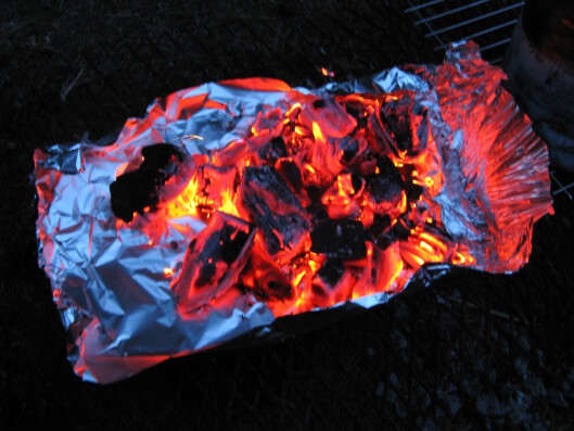Hot pieces of coal fro smoking. Kuumia hiiliä savustusta varten.