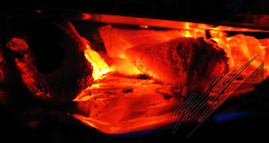 Hot glowing coals. Kuumia, hehkuvia hiiliä.