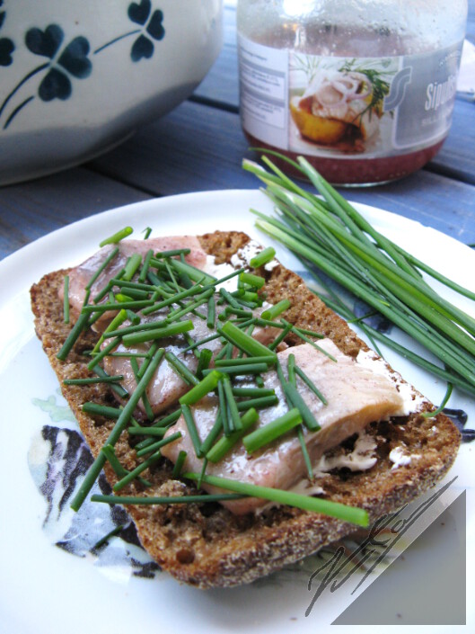 A rye bread with herring and chives. Silliruisleipää ruohosipulin kanssa.