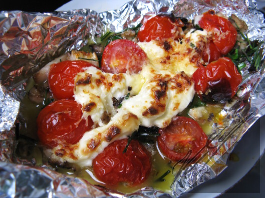 Mini tomatoes and button mushrooms in cheesy chives tray.  Kirsikkatomaatteja ja herkkusieniä juustoisessa ruohosipulivuoassa.