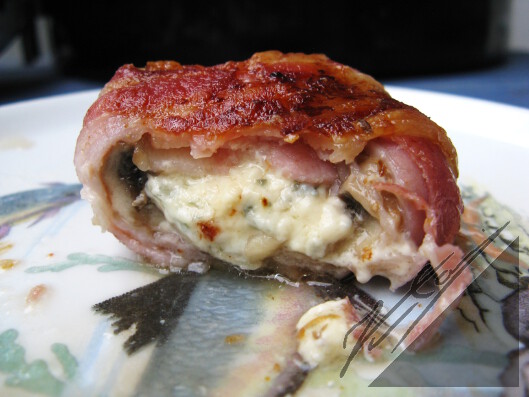 Blue cheese filled button mushrooms wrapped with bacon slices. Aurajuustolla täytettyjä herkkusieniä pekoniin käärittynä.