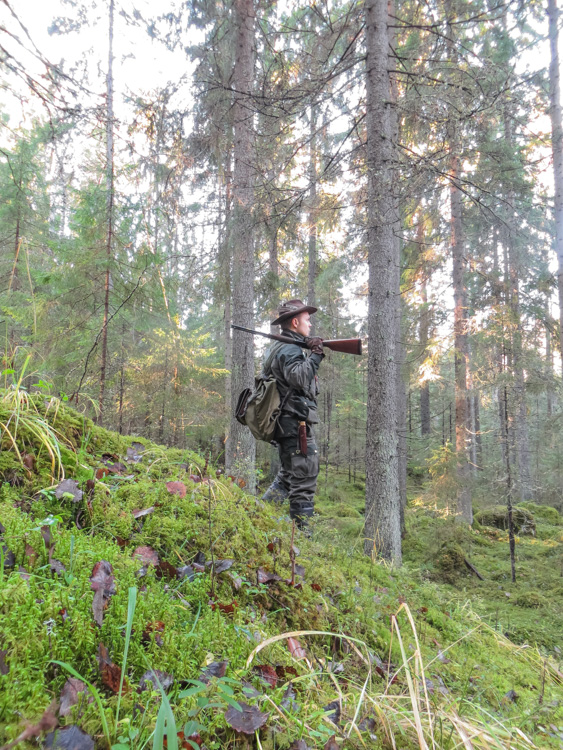 Hunter-with-winchester-in-boreal-Finnish-forest-IMG_4372.jpg