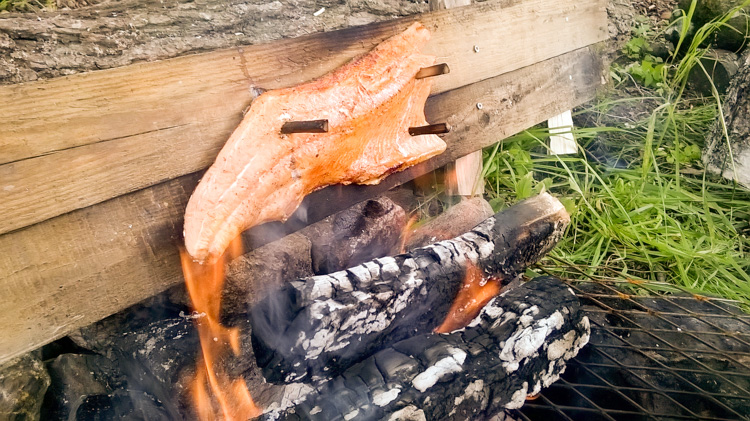 Open-fire-cooking-of-salmon-by-Finnish-way-WP_20160723_008.jpg