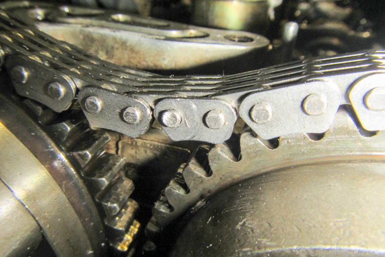 The quick and cheap way to change Nissan Primera P12 timing chain - cutting then feeding with old one and joining the chain.