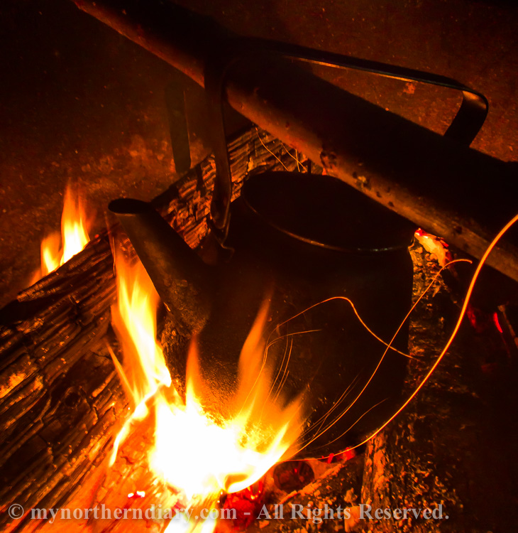 camp fire, coffee kettle, kahvipannu, nuotio_CRW_0137