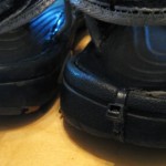 My broken sandals fixed with hot glue and cable ties. Kuumaliimalla ja nippusiteillä korjatut sandaalit.